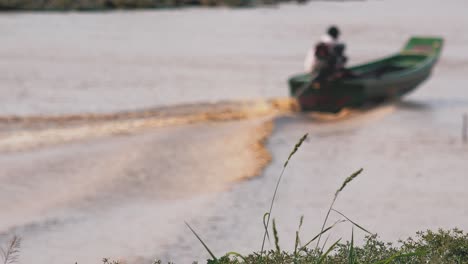 Hierba-Ventosa-En-La-Orilla-Del-Río-Mientras-Pasa-El-Barco