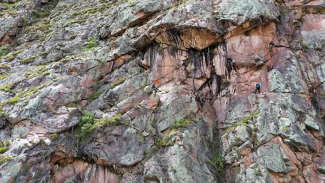 tomas de drones de escaladores en los acantilados de urubamba en cusco, perú