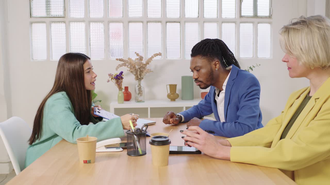 reunión de negocios con un equipo diverso