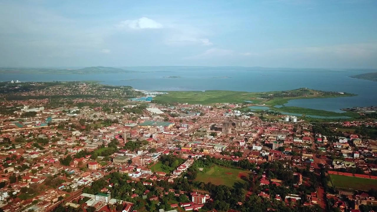 Jinjan kaupunkikuva Viktoriajärvi taustalla Ugandassa, Itä-Afrikassa. Drone-ilmakuva.
