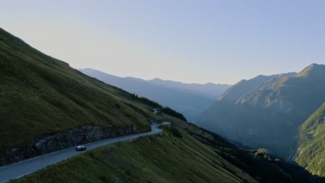 Filmischer-Blick-Auf-Eine-Bergstraße