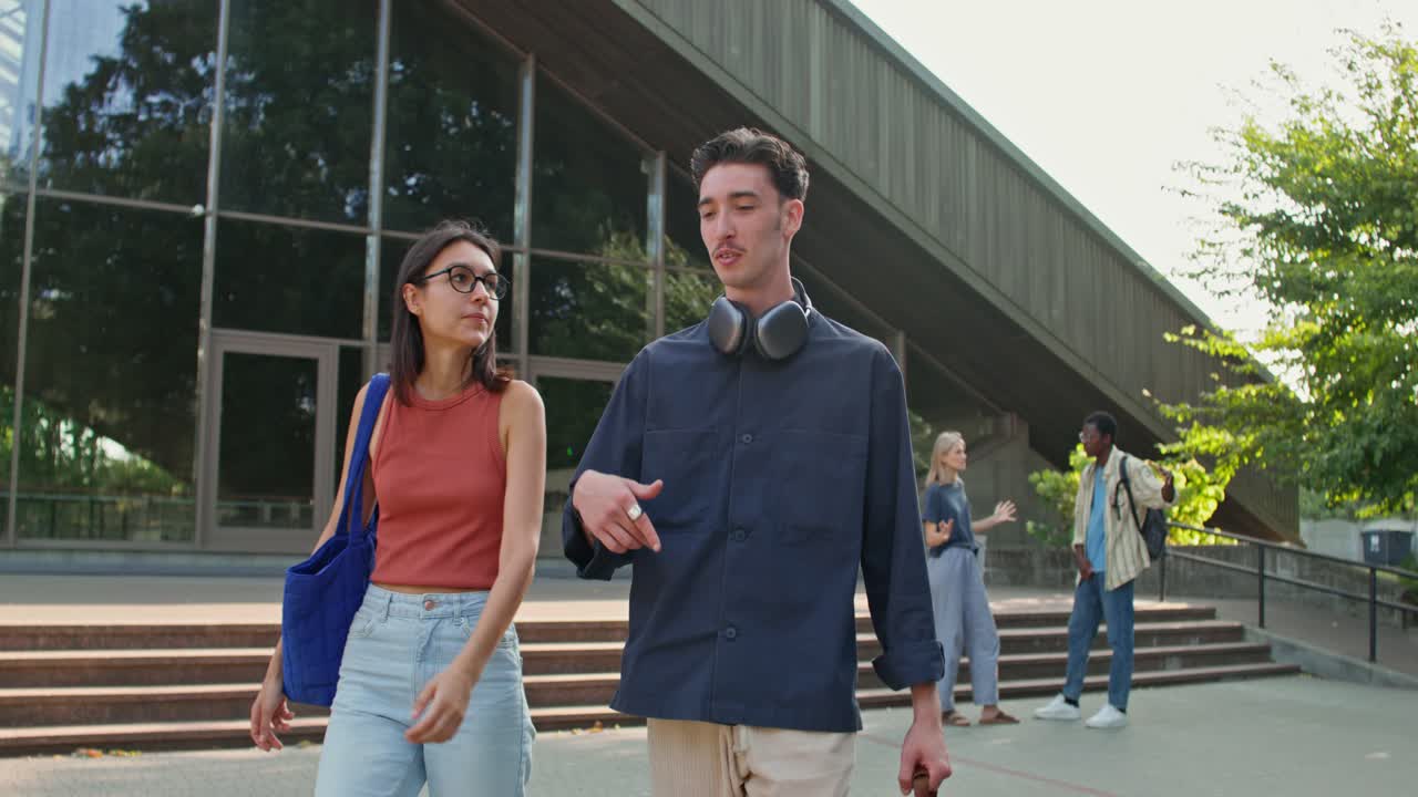 estudiantes de la universidad hablando afuera.