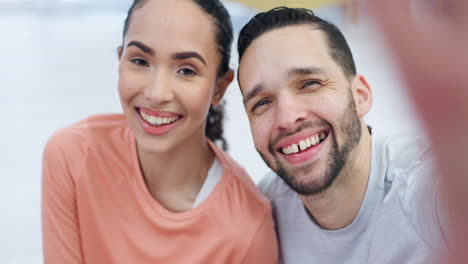 Selfie,-Pärchengesicht-Und-Zuhause-Mit-Einem-Lächeln