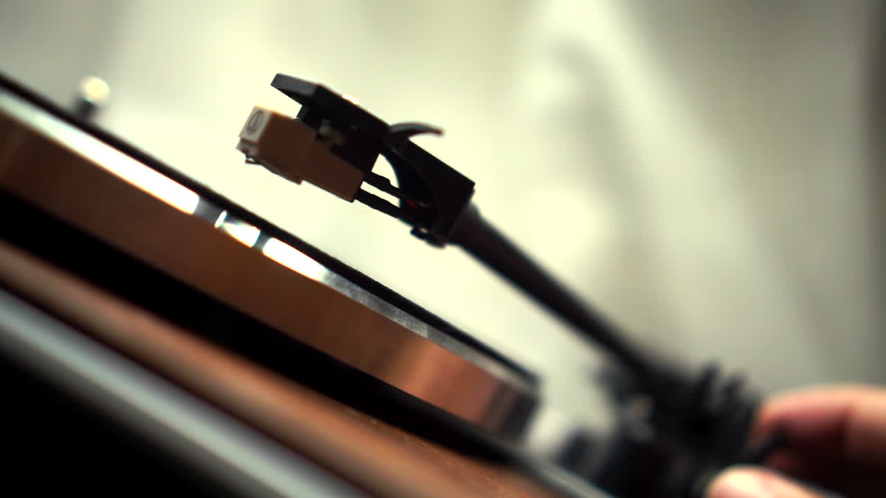 테이블을 회전시키고 머리를 아래로 끌고 천천히 비닐 레코드에 내려가도록하십시오.