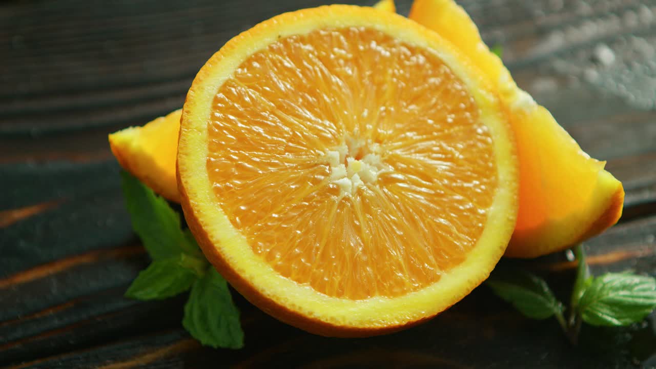 rodajas de naranja con hojas verdes