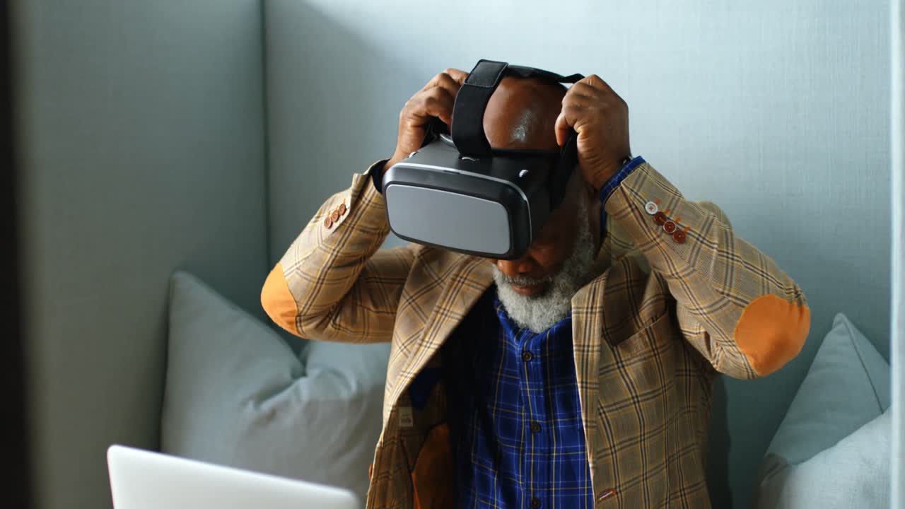 Senior businessman using a VR headset 4K 4k