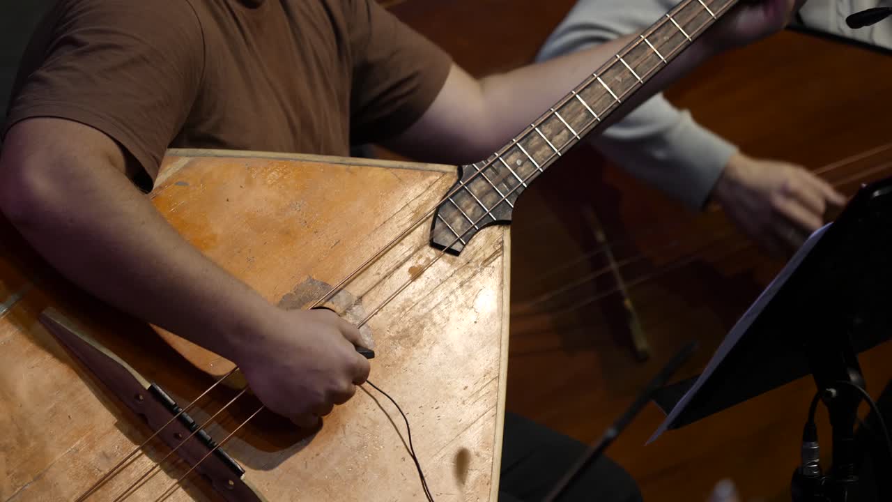 actuación de música popular rusa con domra