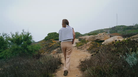 Chica-Caminando-Por-Un-Sendero-Rocoso-Vista-Vertical-Trasera.-Sereno-Turista-Disfruta-Del-Trekking-Verano