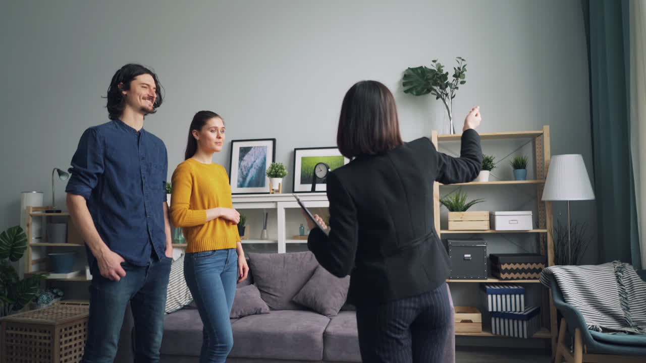 부동산 대리인 이 한 부부 에게 집 을 보여주고 있다