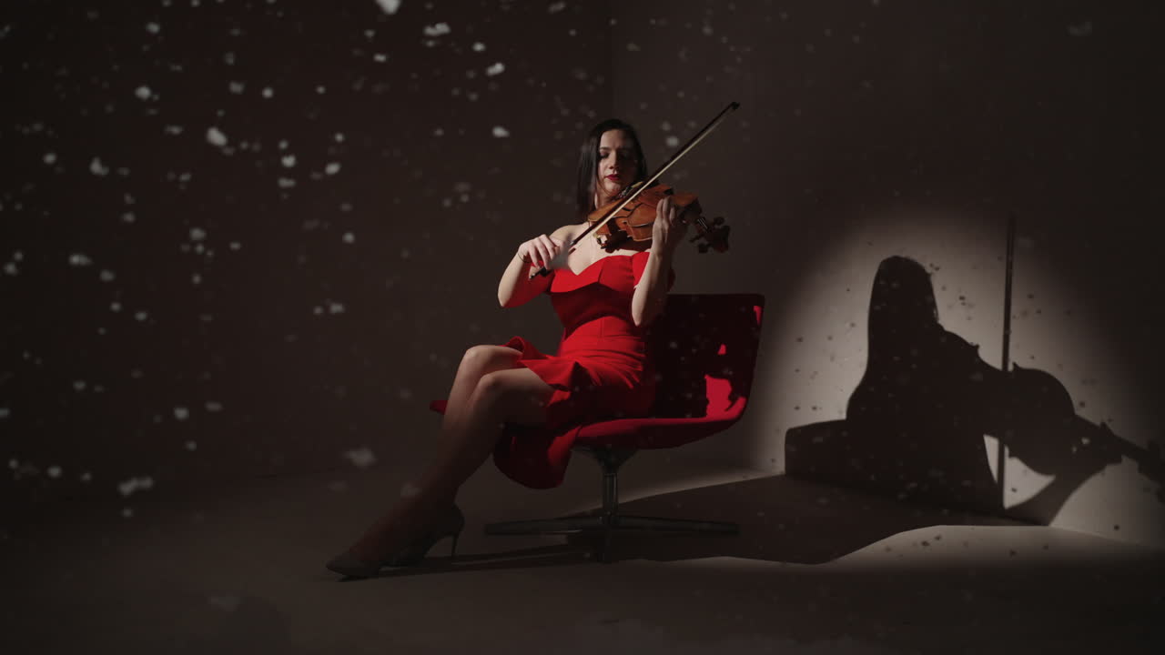 Donna che suona il violino in abito rosso