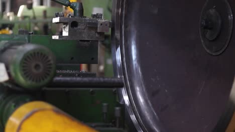 máquina automática en la industria del metal