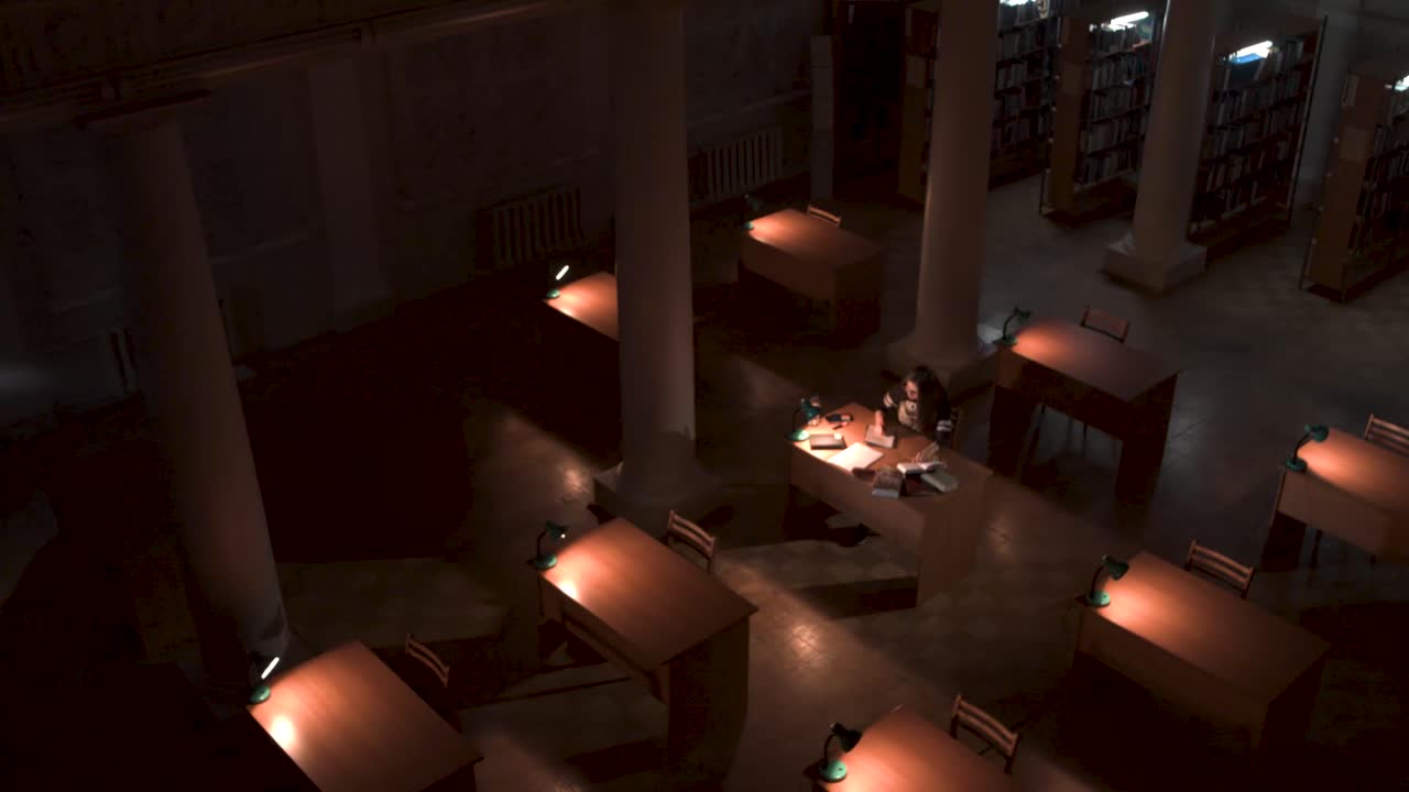 대형 도서관에서 밤 공부