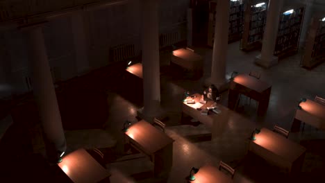 estudio nocturno en una gran biblioteca