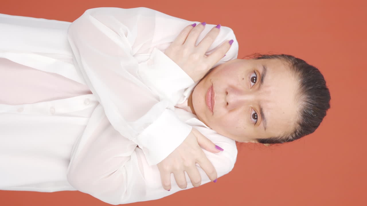 Vertikales Video: Kalte und zitternde Frau