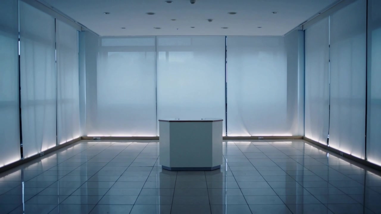 Ein zentrales weißes Podium wird hervorgehoben, das subtile LED-Farbwechsel zeigt, wobei sich eine Naht im Showroom bewegt und dann stabilisiert.