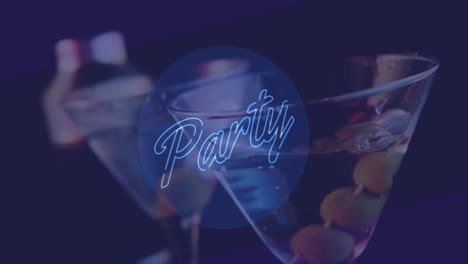 animación del texto de la fiesta en azul sobre un cóctel con aceitunas