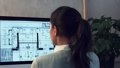 mujer que trabaja en el hogar, oficina, planos arquitectónicos
