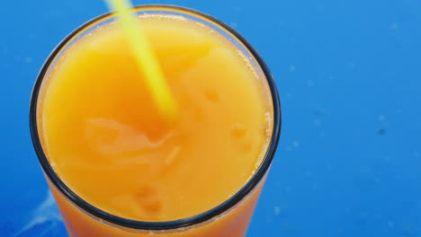 agitar el hielo en el jugo de fruta