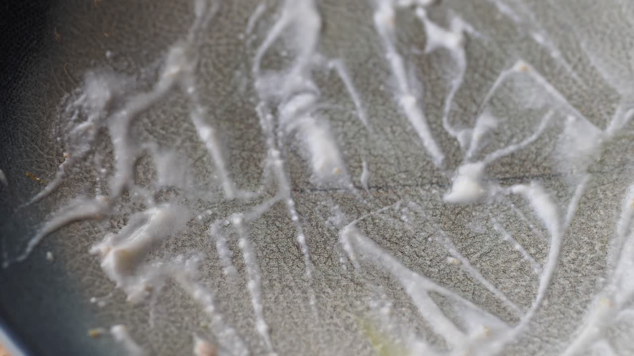 plato sucio con residuos de alimentos