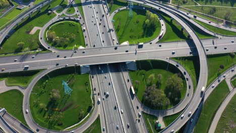 Vista-Aérea-De-Una-Intersección-De-Autopistas-Con-Senderos-De-Tráfico-En-Moscú.