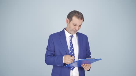 un hombre de negocios rascándose la oreja.