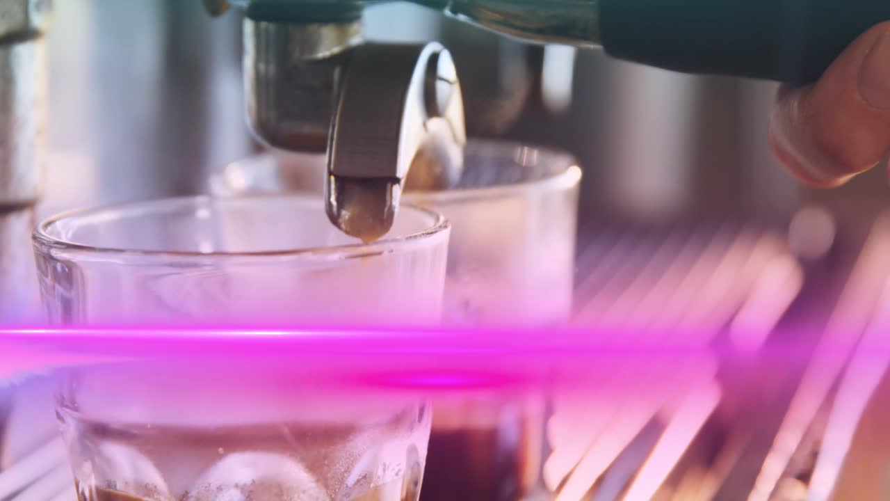 Animazione di punti luce su un uomo birazziale che usa una macchina da caffè