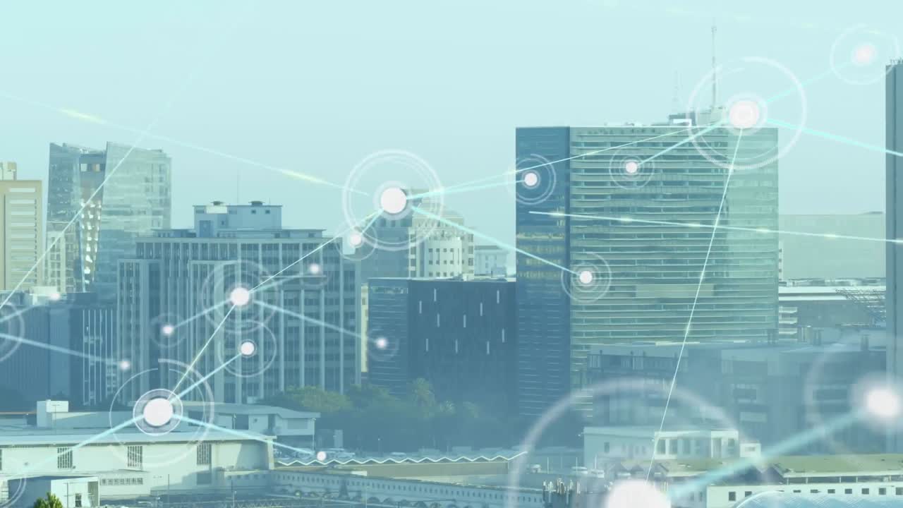 街並みの空撮を背景に、ネットワーク接続のアニメーション。
