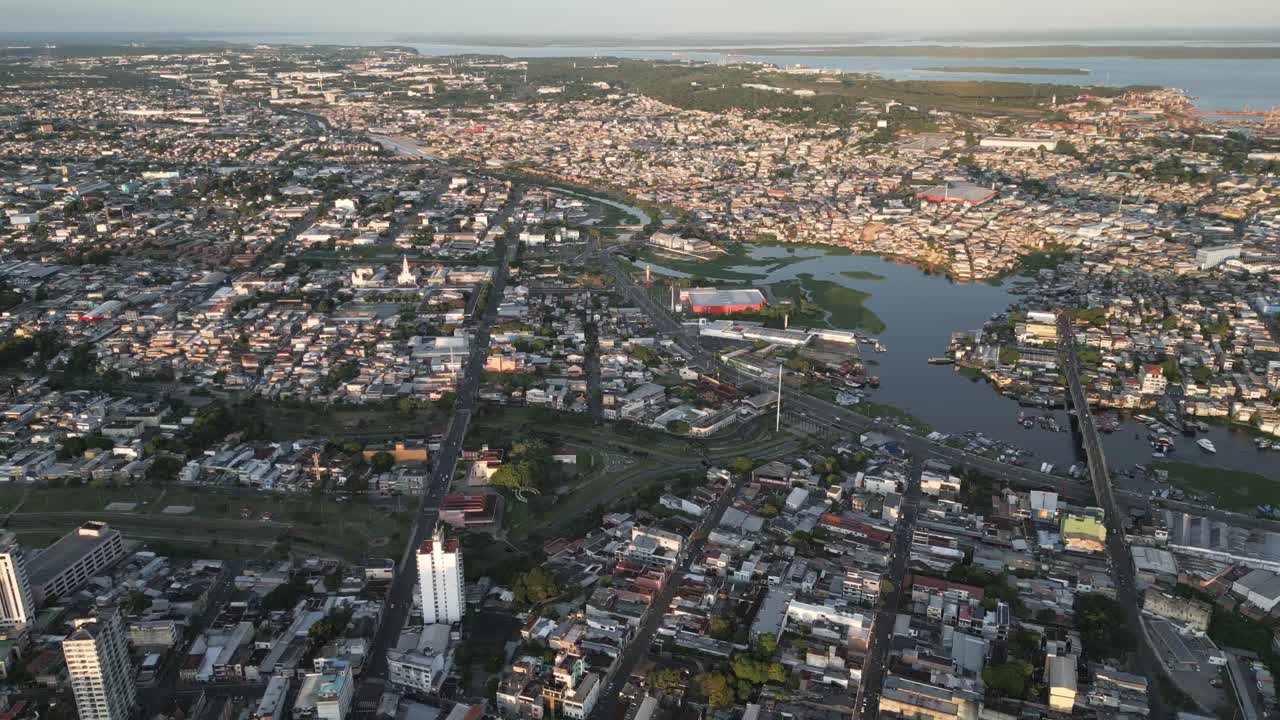 Brasilian Manaus: Amazonin sademetsä, Amazonjoki ja kaupallinen satamalaituri.