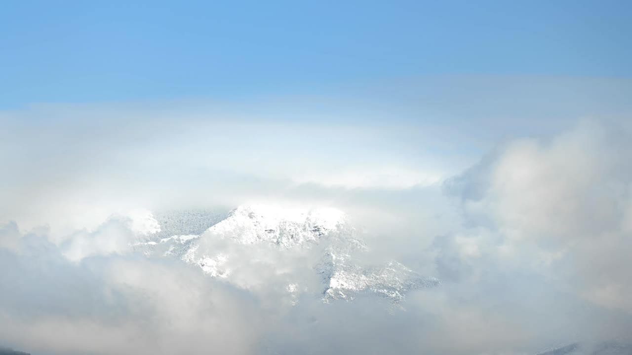 눈 인 산 위를 이동하는 큐러스 구름의 놀라운 타임 스.