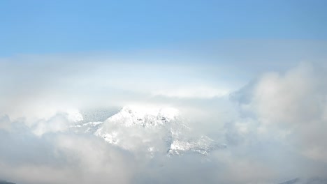 impresionante time-lapse de una nube cumulus moviéndose sobre una montaña nevada. italia