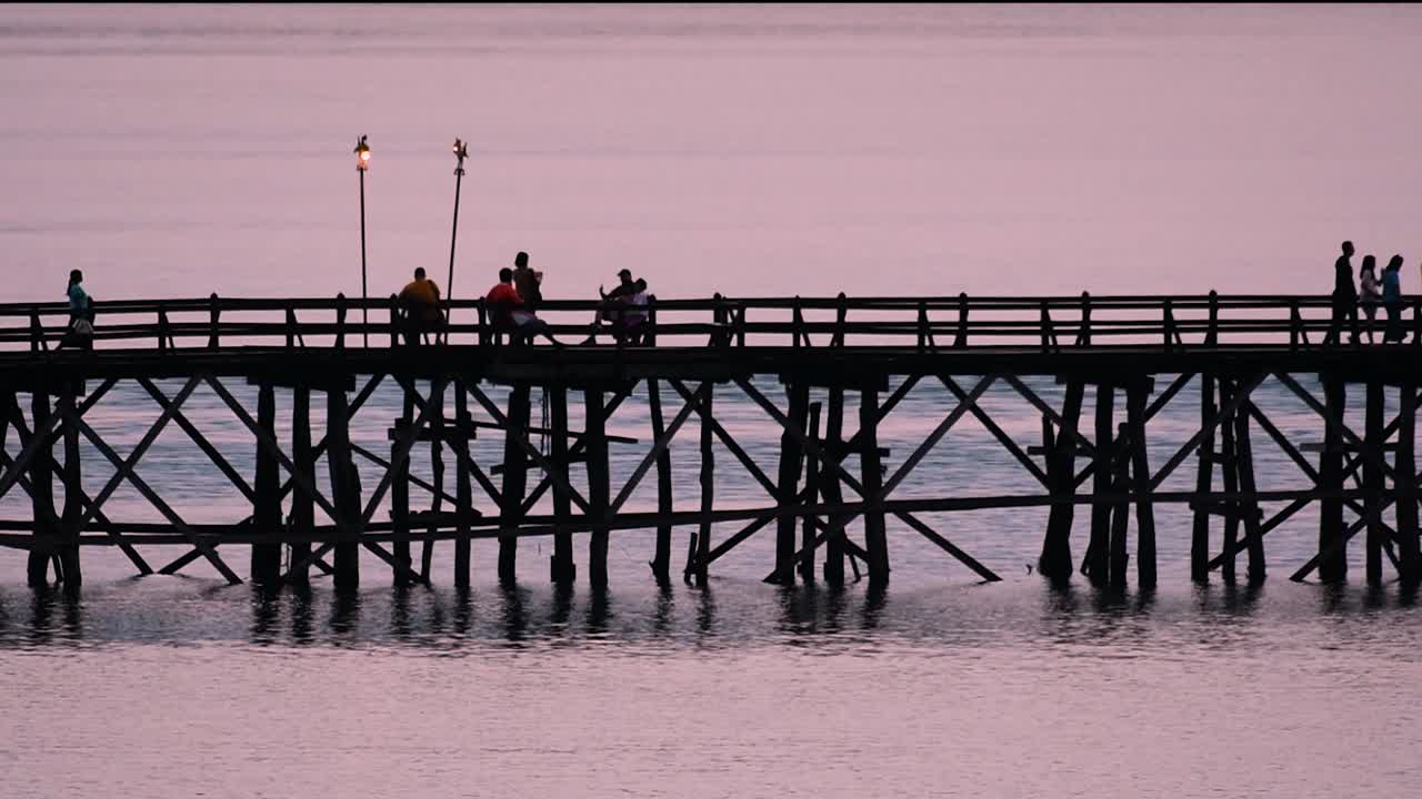 мост мон - старый деревянный мост, расположенный в сангкла, таиланд