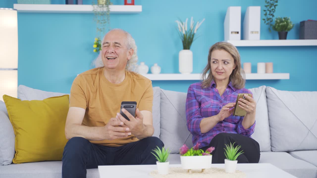 La coppia che ha messo via i telefoni sta chiacchierando. Dipendenza da telefono