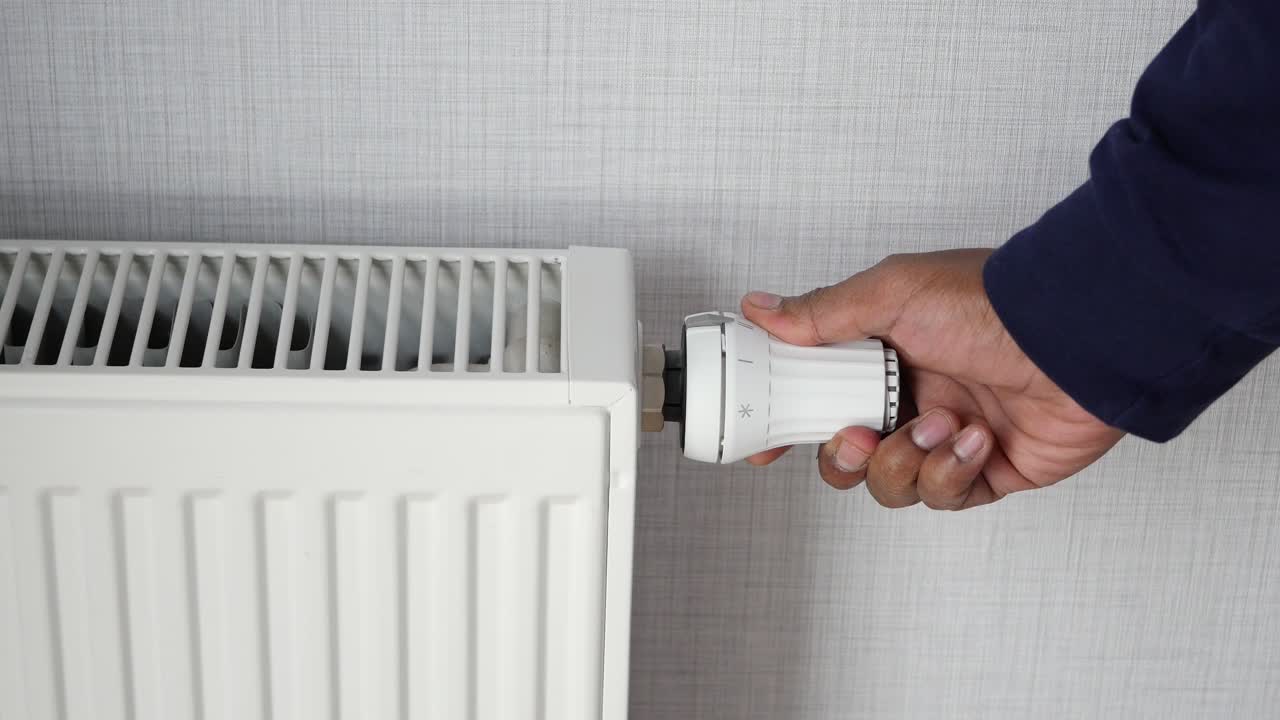 방의 창문 아래 난방 라디에이터 고품질 사진