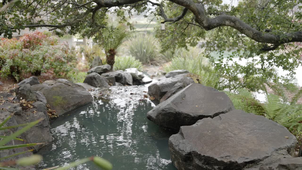 결혼식 애프터무비 b-롤, 결혼식 전 신랑신부의 첫 모습을 위해 사용된 폭포 윗면의 라이징 샷