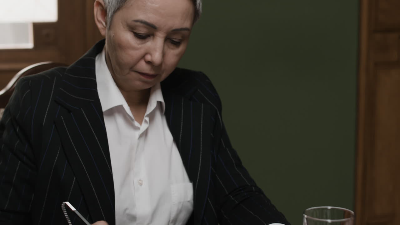 비즈니스 회의 및 문서 서명