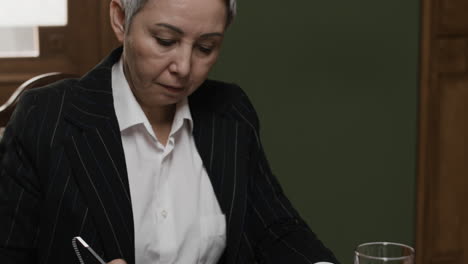 reunión de negocios y firma de documentos
