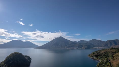 hermosa vista de lapso de tiempo del volcán san pedro en el lago de atitlán, guatemala tomada de san marcos