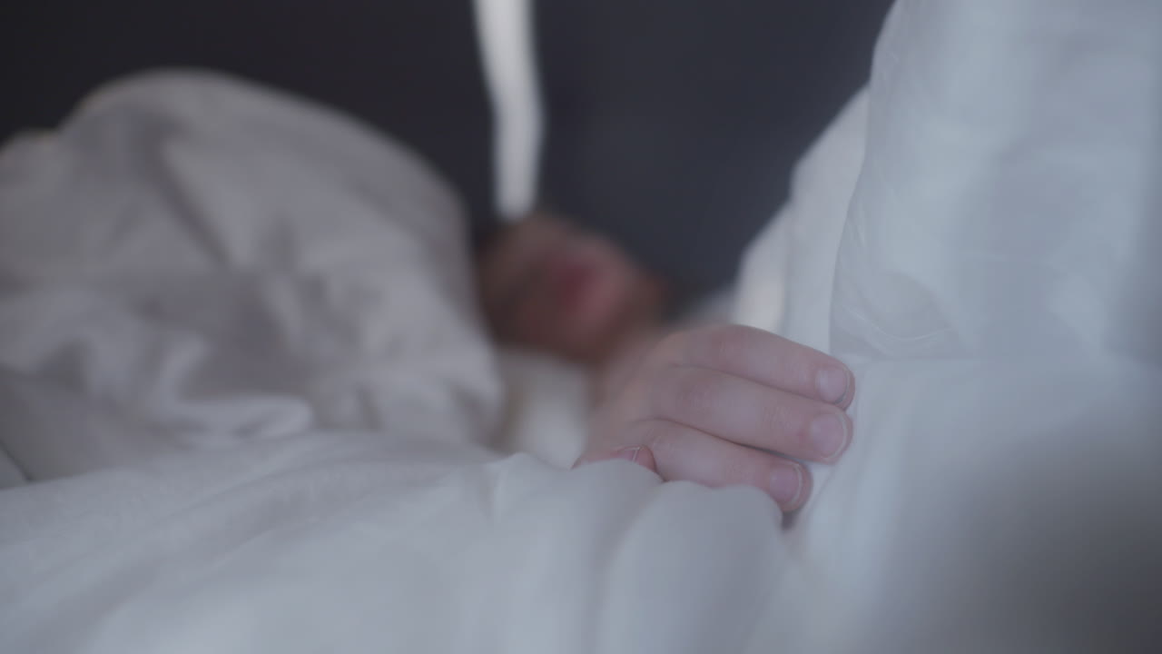 순수함과 평화:어린 아이의 잠은 아침에 침대에서 잠을 잔다