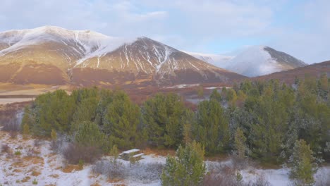 maravilloso paisaje montañoso cubierto de nieve en los fiordos del oeste de islandia - toma aérea