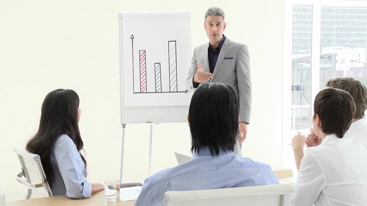 통계 자료 를 제시 하는 자신감 있는 사업가