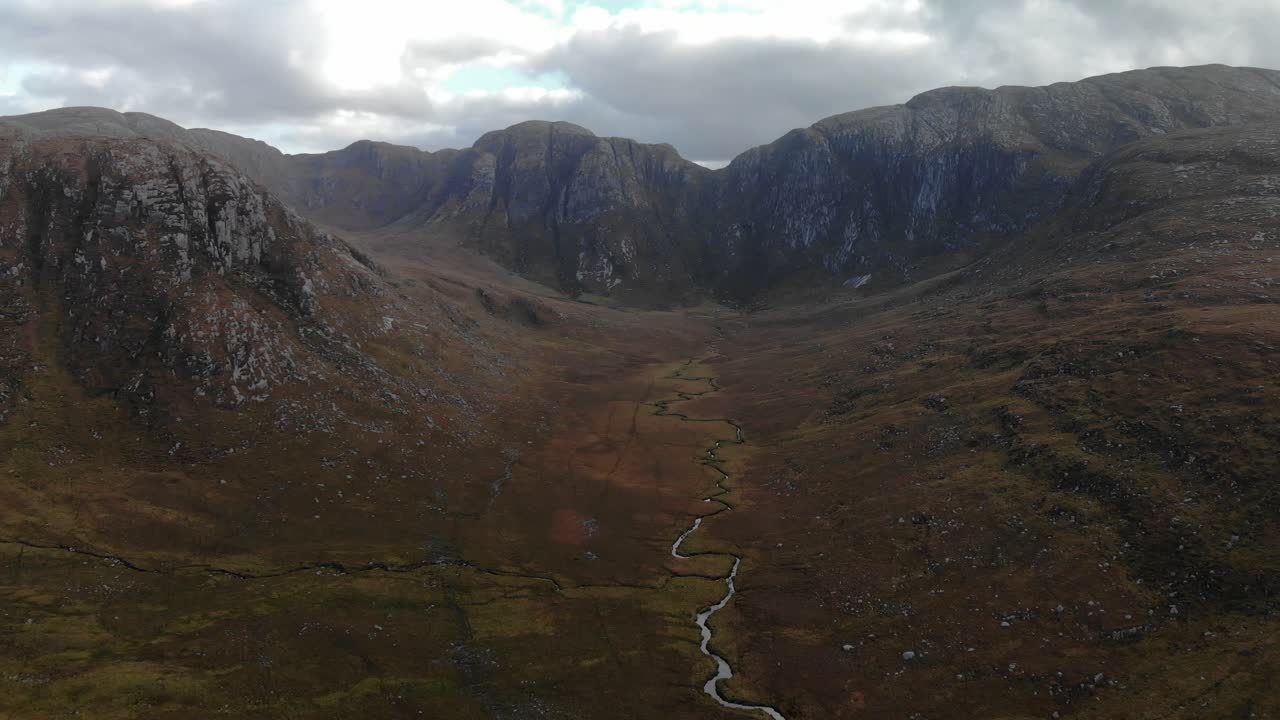 Una vista aerea di un fiume che conduce a una montagna