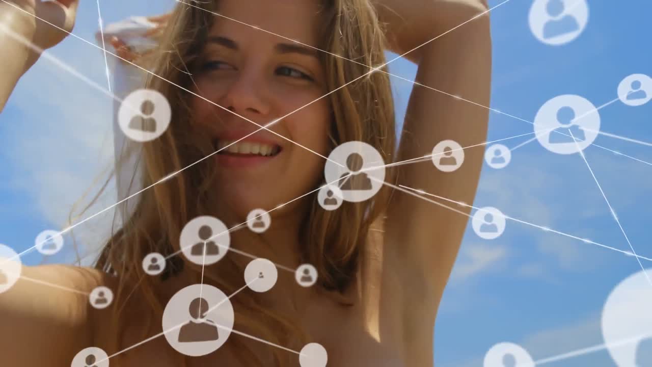 animación de una red de conexiones sobre una mujer feliz en la playa