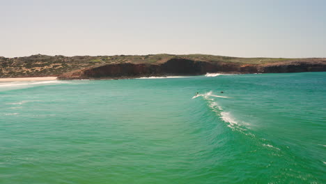 antena: surfeando la playa de bordeira en el algarve, portugal