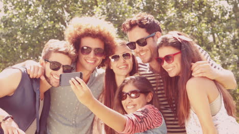 en cámara lenta amigos felices en el parque tomando selfies
