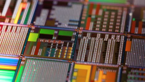 wafer semiconduttore di silicio in primo piano. in elettronica, un wafer chiamato anche fetta o substrato è una sottile fetta di semiconduttore, un silicio cristallino, utilizzato per la fabbricazione di circuiti integrati