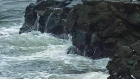 Enormes-Olas-Que-Se-Estrellan-A-Lo-Largo-De-La-Pared-Del-Muelle-Y-Las-Piedras,-Día-De-Otoño-Nublado,-Cambios-Climáticos,-Toma-De-Primer-Plano