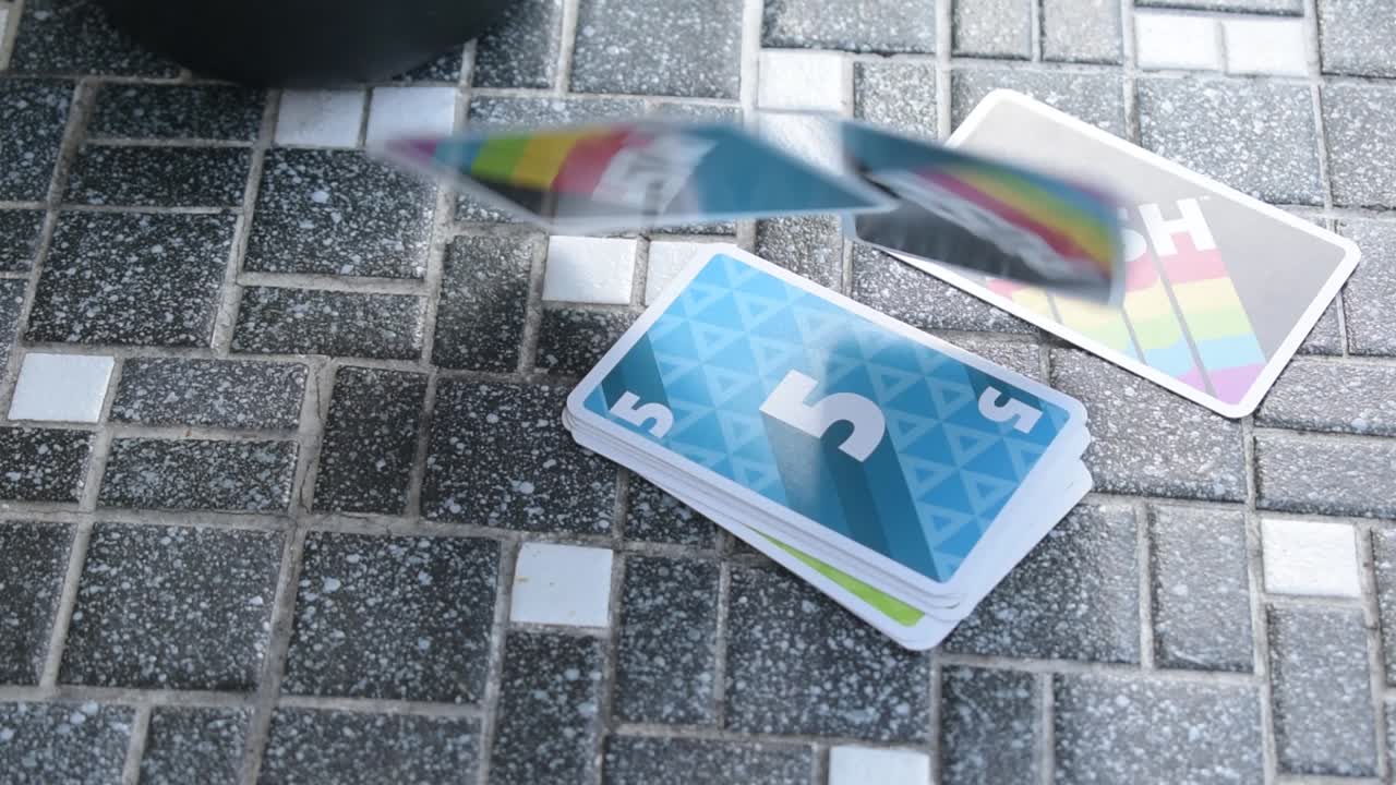 lanzando cartas al azar en el campo de juego, las cartas del juego empujan