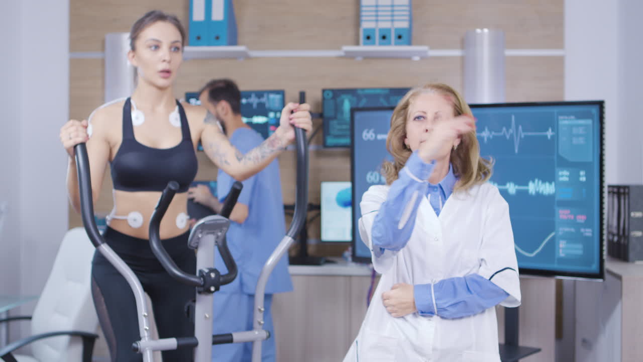 스포츠 과학을 전공하는 여성 박사가 공중에서 손짓을 하고 있습니다.