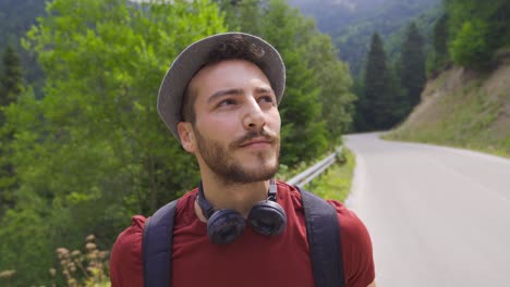 un joven libre caminando por el bosque.