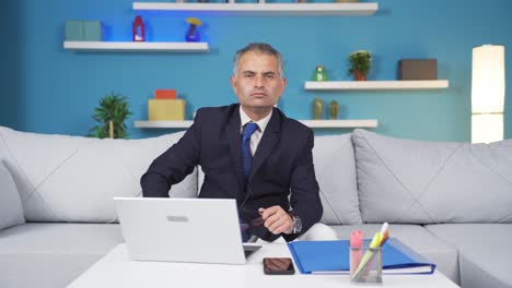 trabajador de oficina en casa que se ve aburrido ante la cámara.